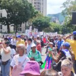 ¡Si hay plata para salarios y pensiones!  Hay que sacarla de los bolsillos de corruptos, empresarios y transnacionales