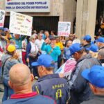(Vídeos) Universitarios exigen salarios y pago del bono de responsabilidad en la Opsu